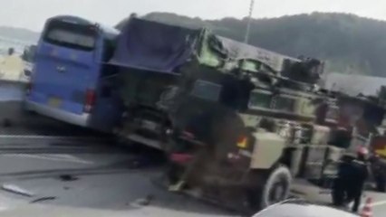 평택제천선 서안성IC 인근서 미군 장갑차·통근버스 등 4중 충돌 / YTN