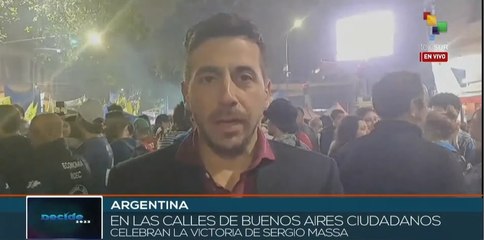 Militantes de Unión por la Patria celebran victoria electoral de Sergio Massa