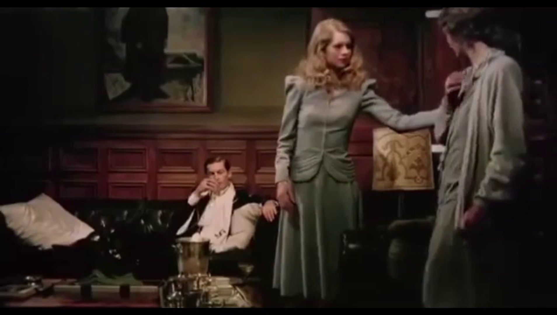 Әйелі корпоративтік кеште әтештерді сорып жатыр