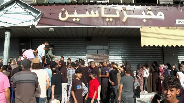 كاميرا الجزيرة ترصد حالة الازدحام أمام المخبز الوحيد في مخيم النصيرات