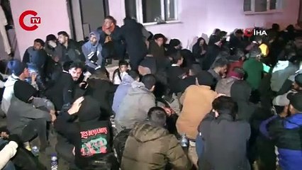 Bir evin bahçesinde onlarca kaçak göçmen yakalandı