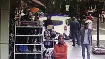 İstanbul’da bıçaklı eş dehşeti kamerada: Kocasını sokak ortasında göğsünden bıçakladı