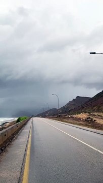 فيديو.. لقطات من جنوب غرب عمان تُظهر اقتراب الإعصار تيج من اليابسة