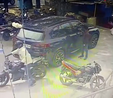 பார்க்கிங்கில் நிறுத்தப்பட்டிருந்த சொகுசு கார்; கண்ணாடியை உடைத்து ரூ.13 லட்சம் திருடிய மர்ம நபர்கள்