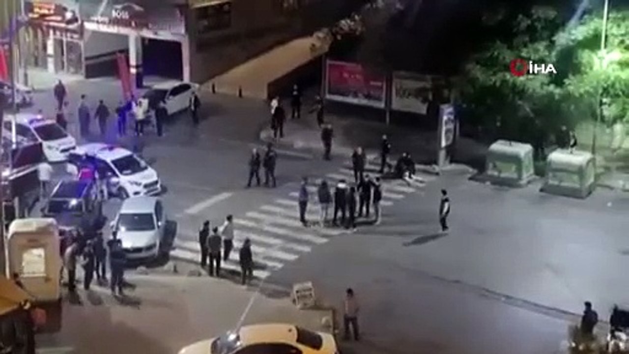 Bıçaklı savaşı polisler ayırdı