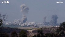 Israele, enormi nuvole di fumo si alzano a nord di Gaza dopo bombardamento