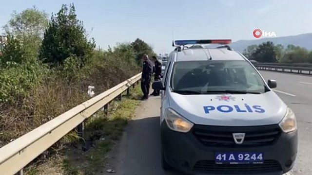 TEM'de sürücü ve yolcu yola savruldu, motosiklet metrelerce sürüklendi