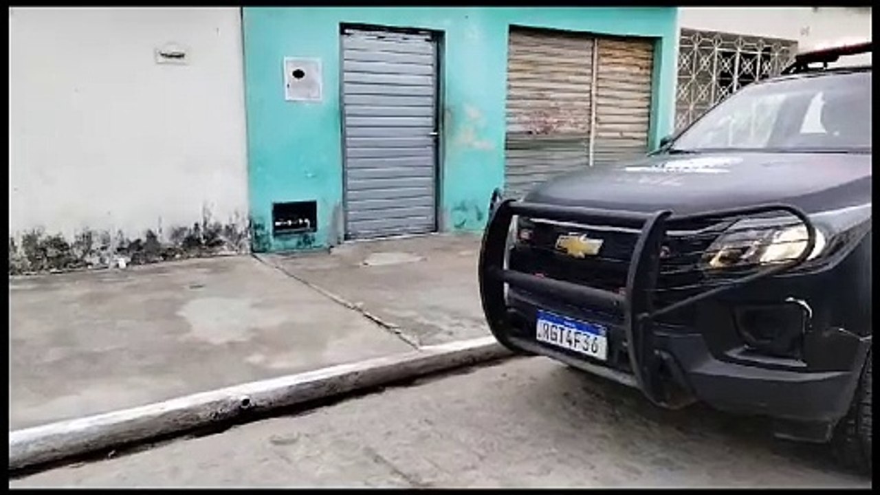 Homem é morto a tiros enquanto dormia com a esposa; mulher foi baleada