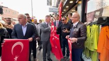 İstanbul'da evler, iş yerleri ve caddeler Türk Bayraklarıyla süsleniyor