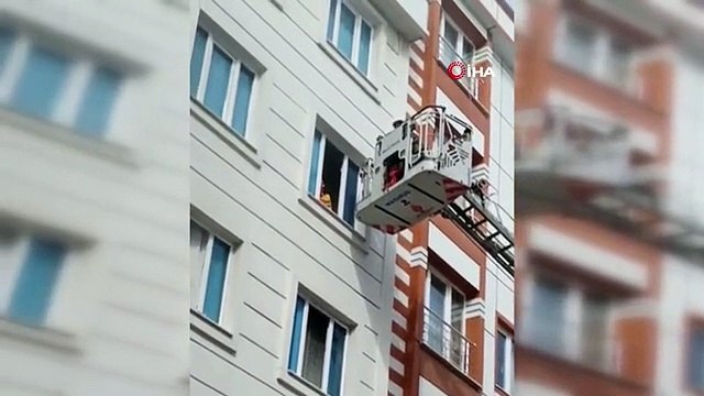 Esenyurt'ta 5 Katlı Binada Yangın Çıktı, Çocuklar Yangın Merdiveni ile Kurtarıldı