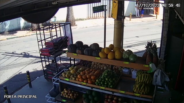 Vídeo mostra suspeito de cometer roubos a mais de 20 dias no Areal assaltando vítima