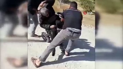 Yolda elektrikli sandalyesi devrildi! O anlar, 'insanlık ölmemiş' dedirtti