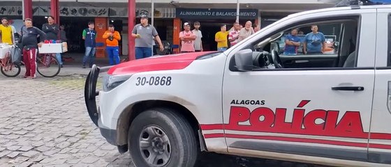 Mulher segue marido, vê amante dentro do carro e sobe em capô