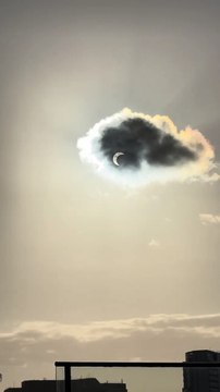 Éclipse solaire vue à travers les nuages