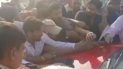 विधायक व कांग्रेस प्रत्याशी को दिखाये काले झंडे, गाड़ी पर हमला, देखिए फिर यूं बची जान
