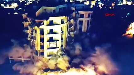 Le bâtiment endommagé par le tremblement de terre a été démoli avec du matériel de construction