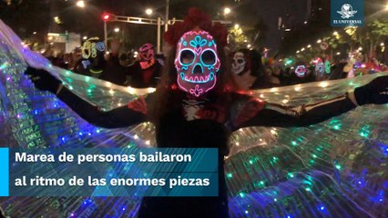 Catrinas y calacas abarrotan Reforma en Mega Procesión