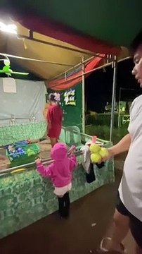 Un lancer manqué révèle quelqu'un qui dort sous un jeu de carnaval