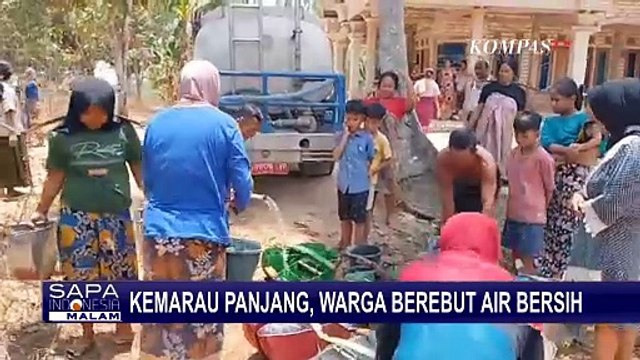 Warga Sumenep Berebut Air Bersih Suplai dari BPBD, per Orang Dapat Jatah 2 Timba