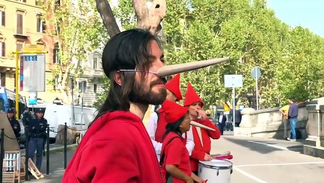 Crisi climatica, protesta degli attivisti di Extinction Rebellion davanti al ministero dei Trasporti