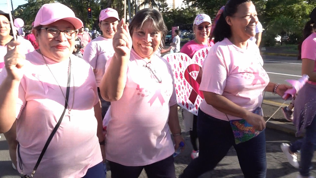 Cientos de nicaragüenses participan en la quinta edición de la carrera rosa «Yo corro por ellas»