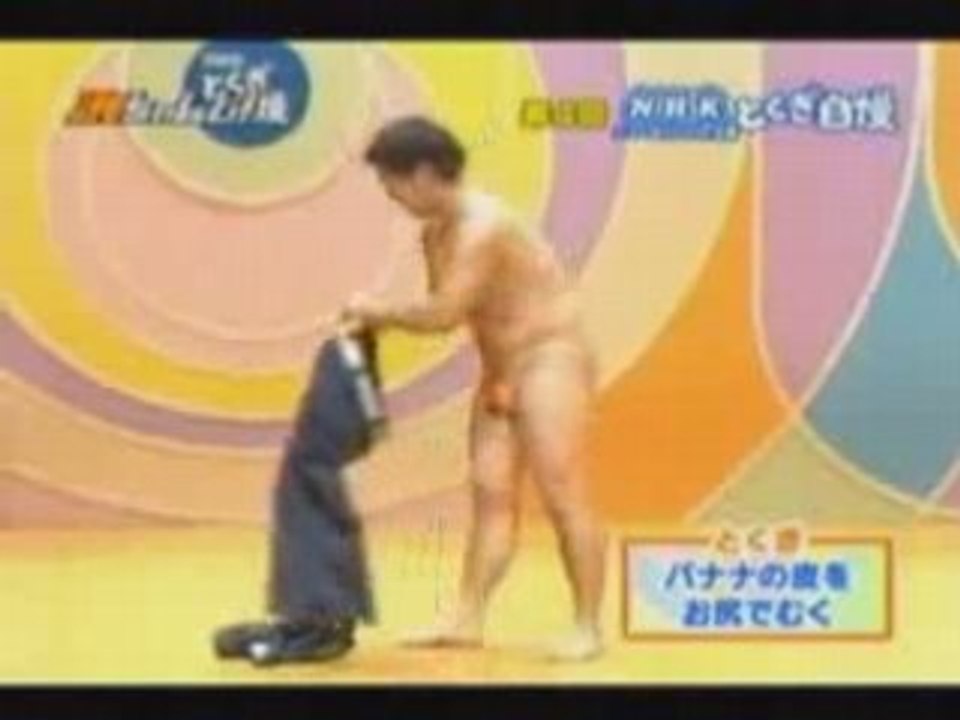 japonais qui epluche une banane