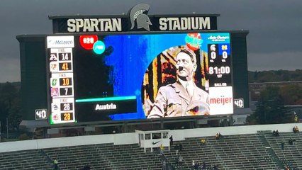 Una Imagen De Hitler Es Mostrada En Un Partido De Fútbol Americano