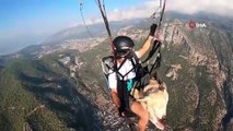Köpeğiyle yamaç paraşütü atlayışı yaptı, o anlar kamerada