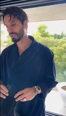 Το φουτουριστικό σπίτι του Γιώργου Καράβα – Μας ξενάγησε ξυπόλυτος και αγουροξυπνημένος!