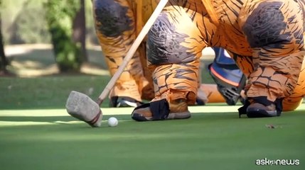 Dinosauri alla partita di golf, Greenpeace contro i combustibili fossili