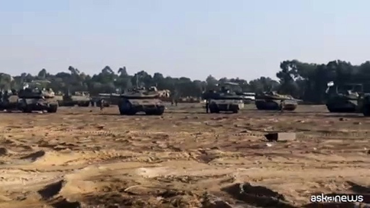 Medio Oriente, mezzi d'assalto israeliani pronti alla frontiera con Gaza