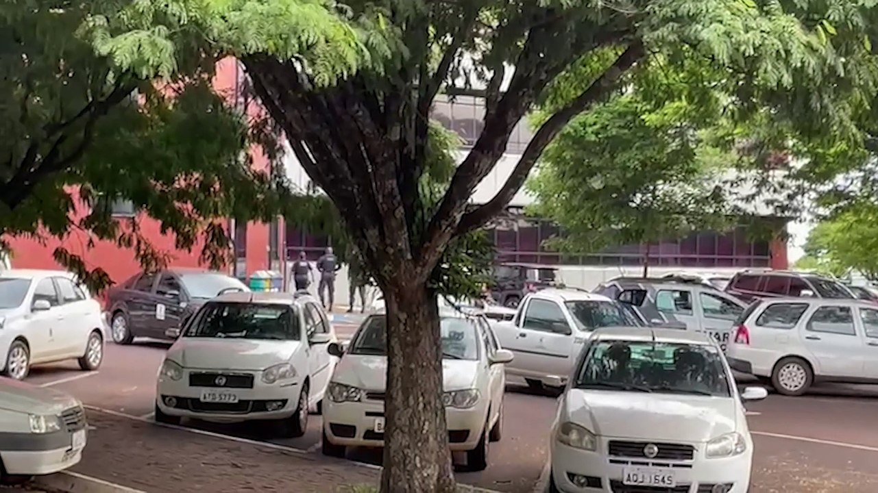 Servidora afastada por problemas de saúde entra em surto na Prefeitura e tenta agredir funcionários