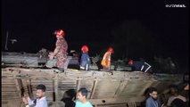 شاهد: حادث اصطدام مروّع لقطارين في بنغلاديش يخلف 20 قتيلاً على الأقل و100 جريح