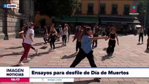 Bailarines se preparan para el Desfile de Día de Muertos