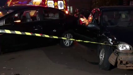 Batida entre Civic e Corsa deixa motorista ferido na Avenida Papagaios