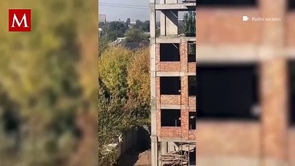 Un perrito fue captado lanzándose de un edificio en construcción y sorprendió al salir caminando