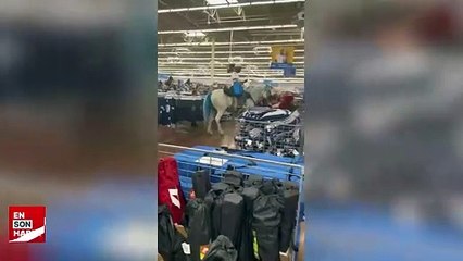 Mağazada atla dolaşan adam