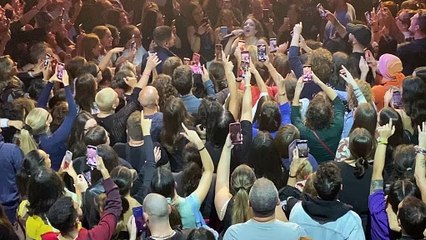Angelina Mango canta fra il pubblico ai Magazzini Generali di Milano