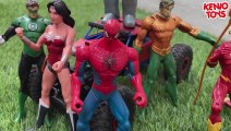 Batman vs Superman - Spiderman, Batman, Superman, The Flash, Aquaman, Wonder Woman - Cleaning Toys