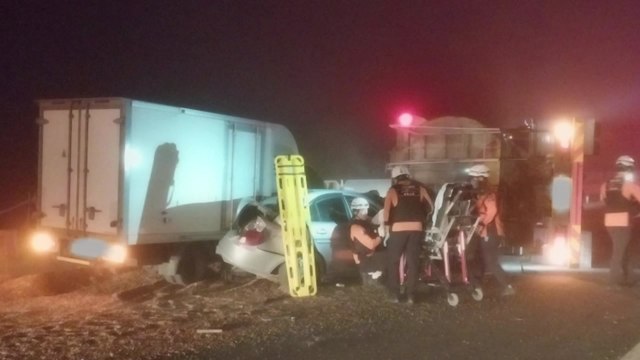 경북 의성에서 화물차 등 3중 추돌...5명 다쳐 / YTN