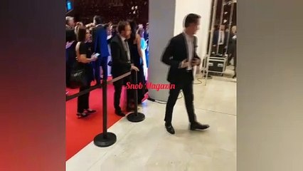 Atatürk filminin galasında talihsiz anlar! Başrol oyuncusu Esra Bilgiç'in elbisesi yırtıldı