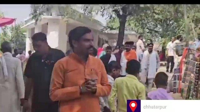 छतरपुर: टिकट कटने के बाद राजेश प्रजापति अपने कार्यकर्ताओं के सामने ही फूट-फूट कर रोने लगे