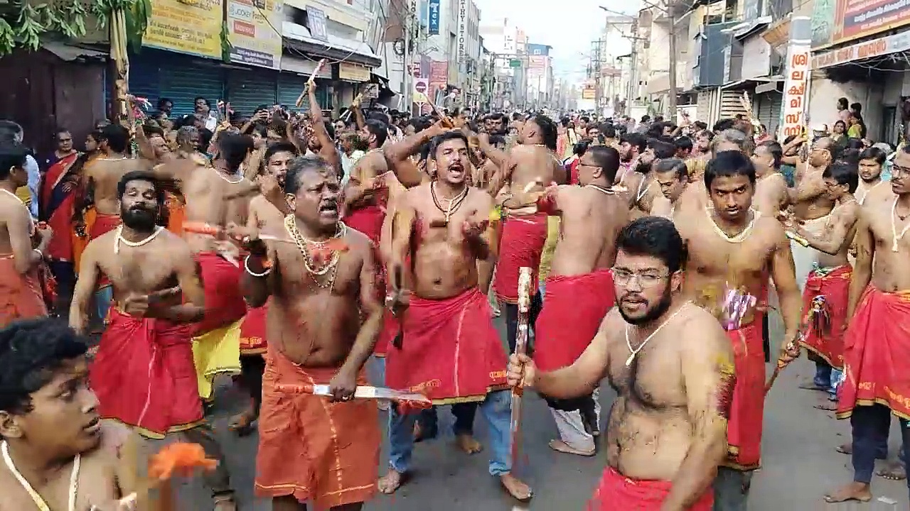 கோவையில் ரத்தம் சொட்ட சொட்ட அம்மனை அழைத்த பக்தர்கள்