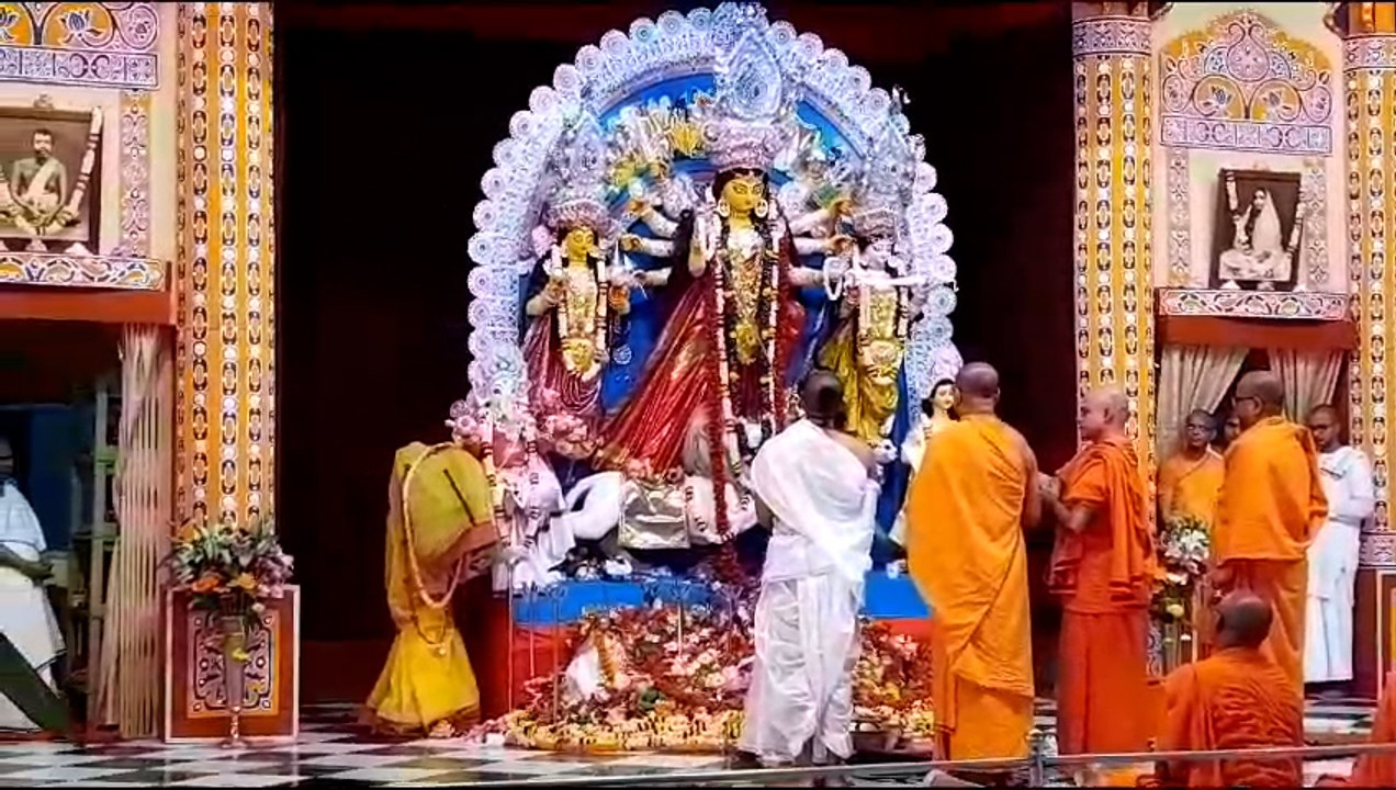দশমীতে বিশেষ পুজো বেলুড় মঠে, শুরু উমা বিদায়ের প্রক্রিয়া | Oneindia Bengali