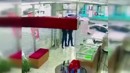 Çalınan telefonunu programla bulan adam dükkanı basıp hırsızı dövdü