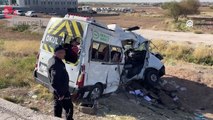 Aksaray'da kamyonet işçi servisine çarptı: İki kişi öldü, 19 kişi yaralandı