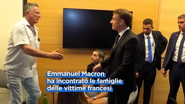 Emmanuel Macron in visita diplomatica a Israele: commovente incontro con i familiari delle vittime