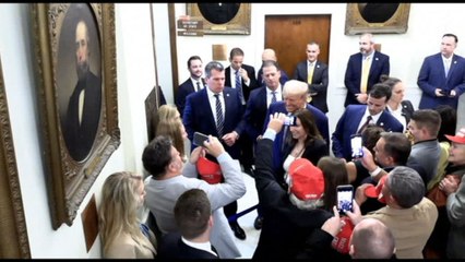 Trump consegna di persona in New Hampshire i documenti per le primarie