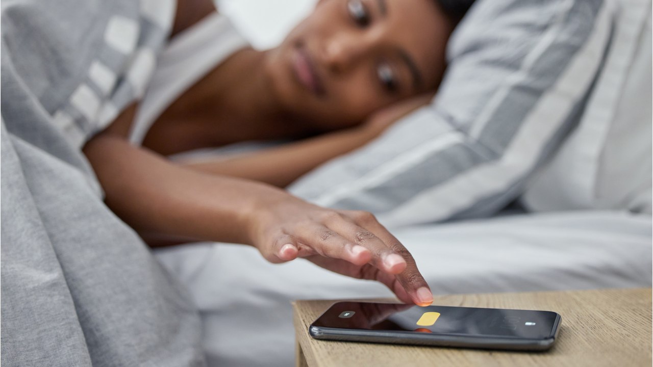 Aufstehen oder Snooze? Ist die Schlummertaste doch nicht so schlimm, wie gedacht?