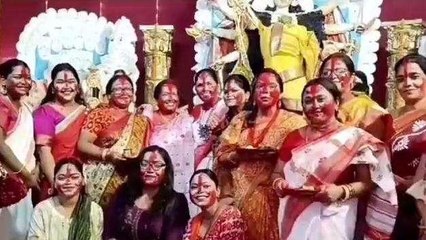 दुर्गा पूजा: सिंदूर खेला और धुनुची नृत्य से मां को विदाई देंगी सुहागिनें, लेंगी देवी का आशीर्वाद